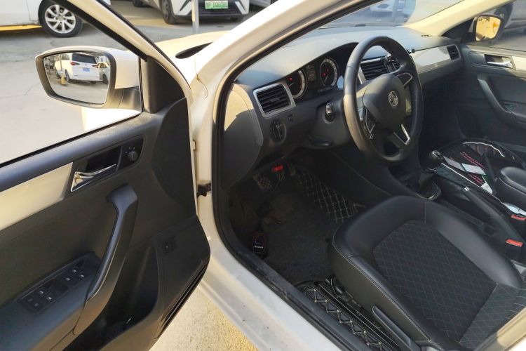 Skoda Rapid 2018 car image #16