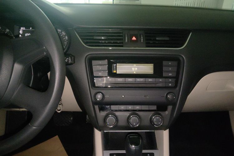 Skoda Octavia 2015 car image #16