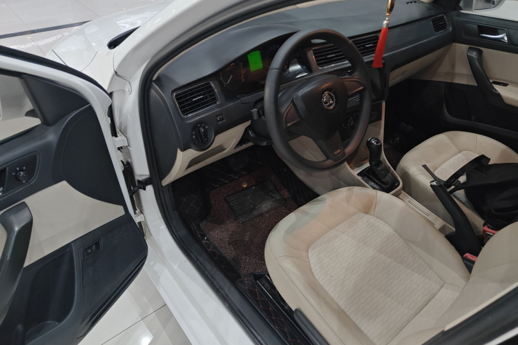 Skoda Rapid 2016 car image #16