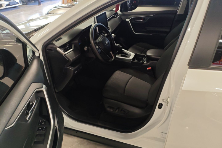Toyota RAV4 2022 car image #16