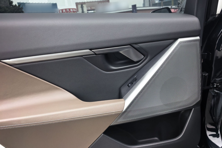 BMW i5 2024 car image #16