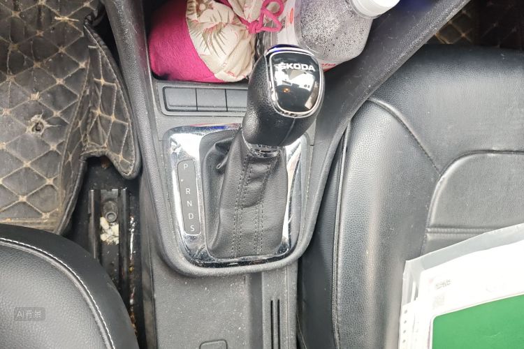 Skoda Rapid 2018 car image #16