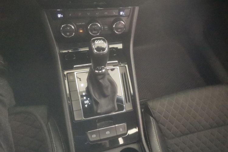 Skoda Superb 2015 car image #16