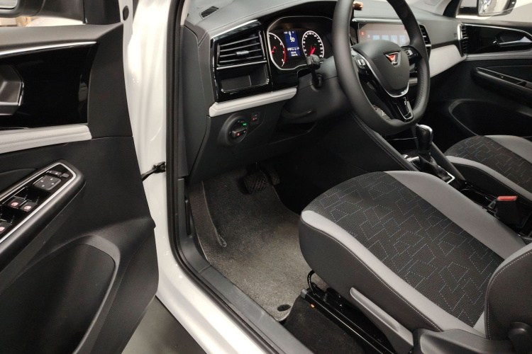 VS5 2025 car image #16