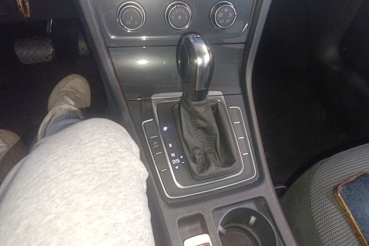 Volkswagen Golf 2019 car image #16