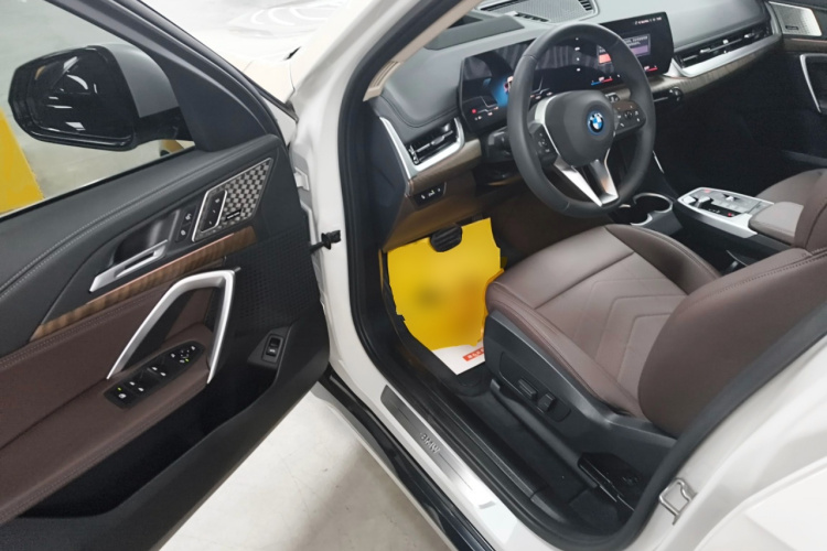 BMW iX1 2025 #16 BMW iX1 2025 car image #16