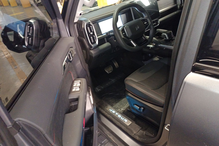 Jetour Traveller 2025 car image #16