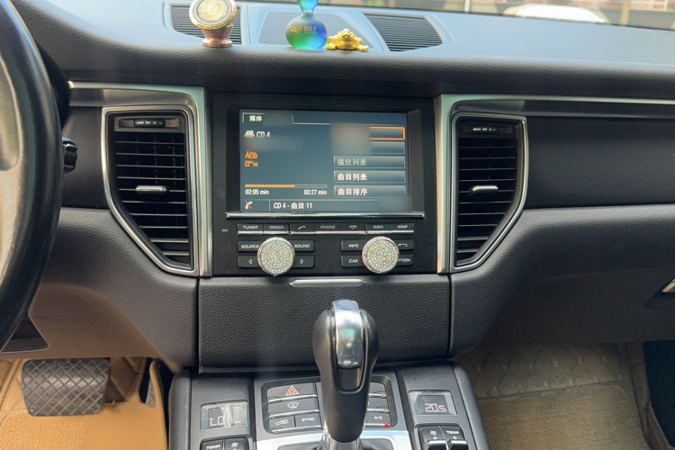 2016 car image #16