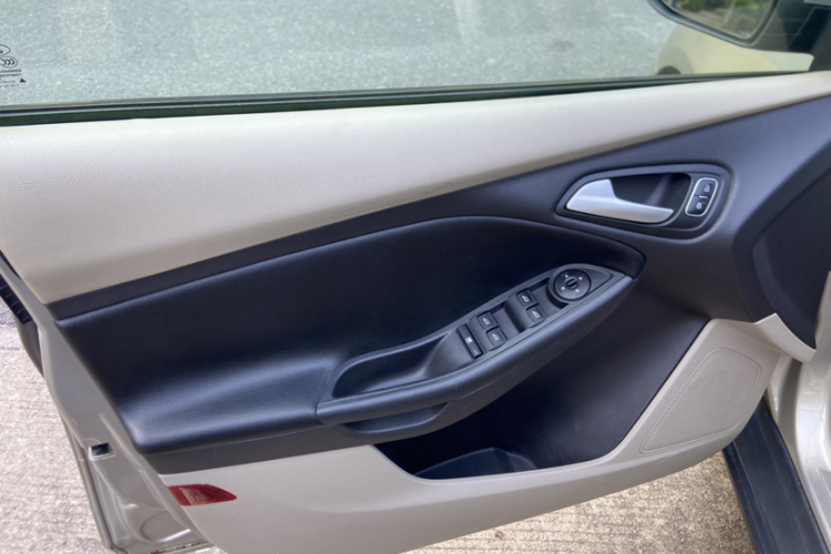 Ford Focus 2018 car image #16