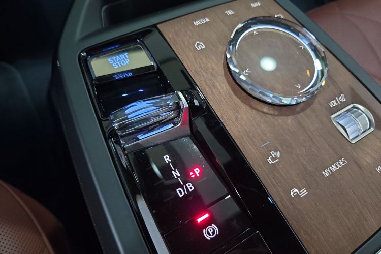 BMW iX 2024 immagine di auto #16