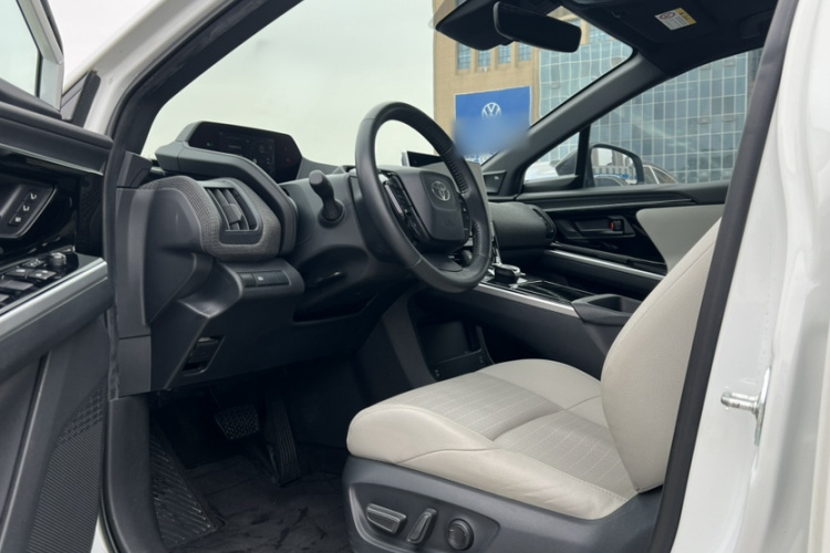 Toyota bZ4X 2022 immagine di auto #16