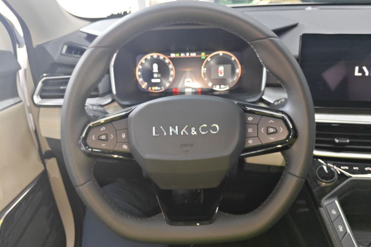 Lynk & Co 06 EM-P 2025 car image #16