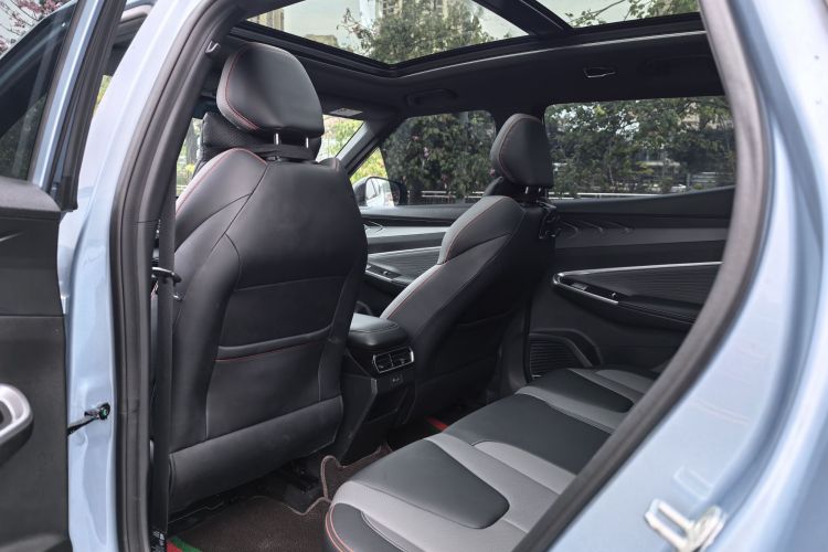 GEELY Boyue 2023 car image #16