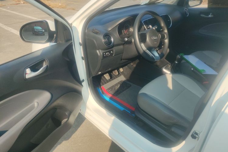 Kia 2019 car image #16