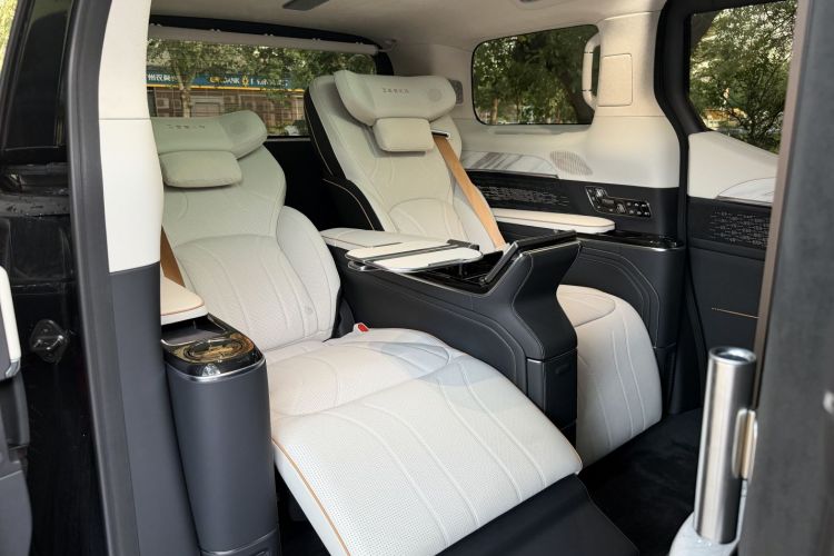 极氪 极氪009 2024 汽车图片 #16