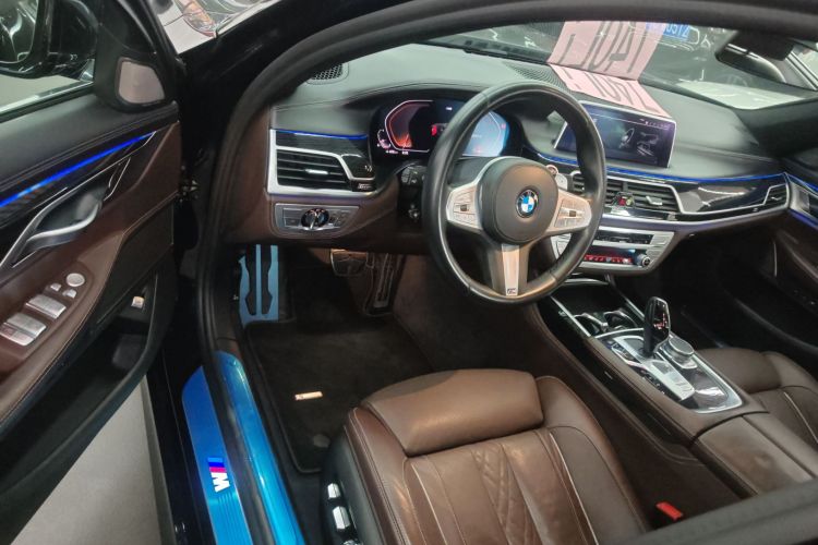 BMW 7 Series 2019 car image #16