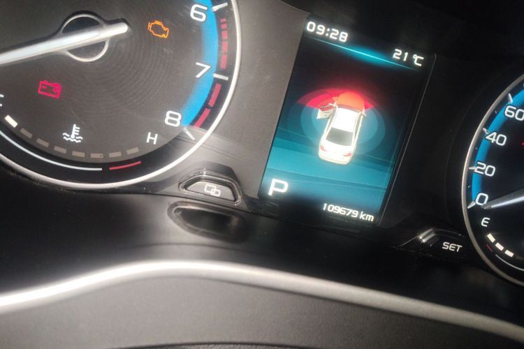 GEELY Emgrand 2019 car image #16
