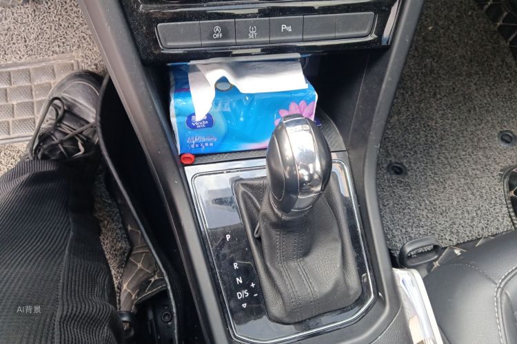 Volkswagen Touran 2018 car image #16