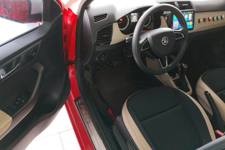 Skoda Fabia 2017 car image #16
