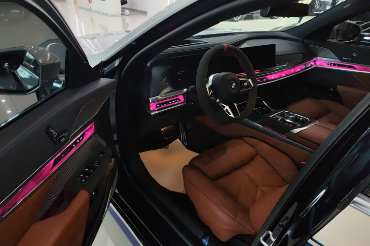 BMW i7 2025 car image #16
