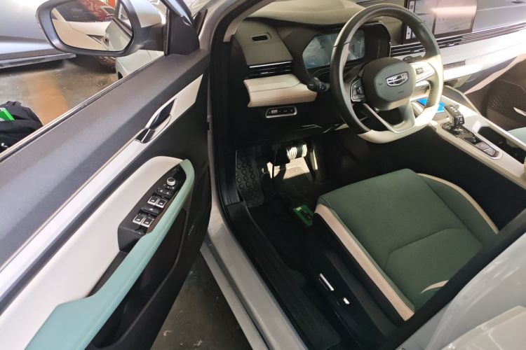 Emgrand L HiP 2022 #16 Emgrand L HiP 2022 car image #16