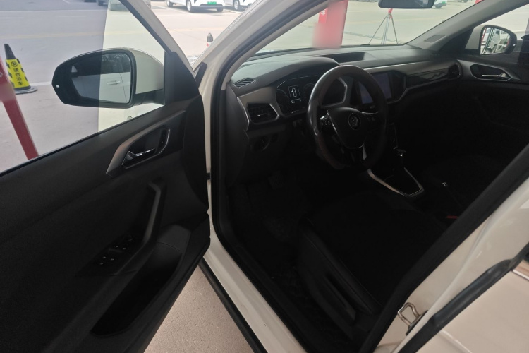 Volkswagen T-Cross 2019 car image #16