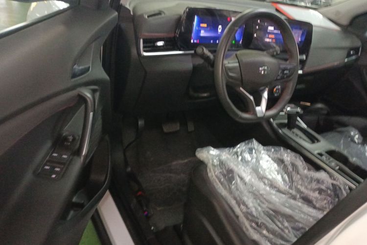 Chevrolet Tracker 2025 изображение автомобиля #16