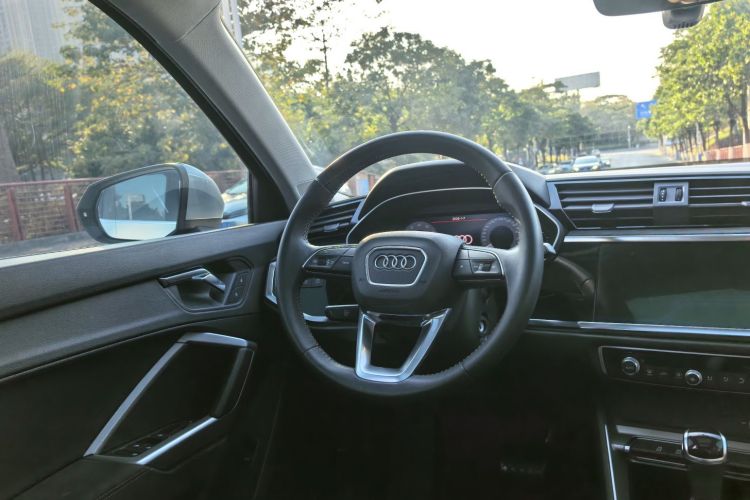 Audi Q3 2019 car image #16