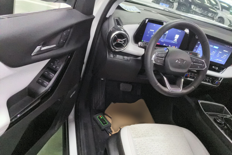 Chevrolet Equinox Plus 2025 car image #16