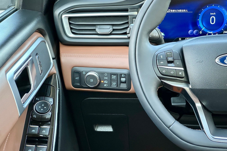 Ford Explorer 2022 car image #16