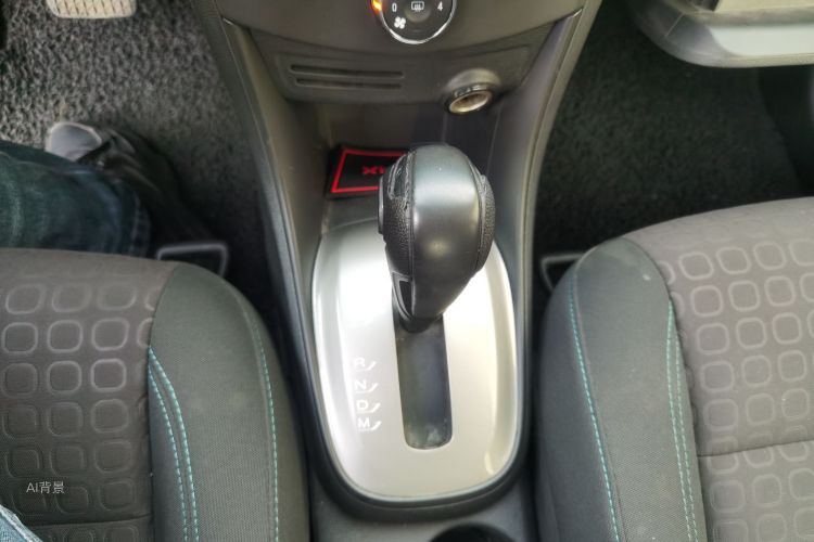 Chevrolet Tracker 2015 immagine di auto #16