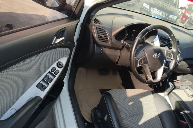 Hyundai Reina Hatchback 2015 imagem de carro #16