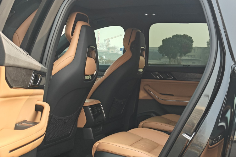 Lynk & Co 09 EM-P 2022 car image #16
