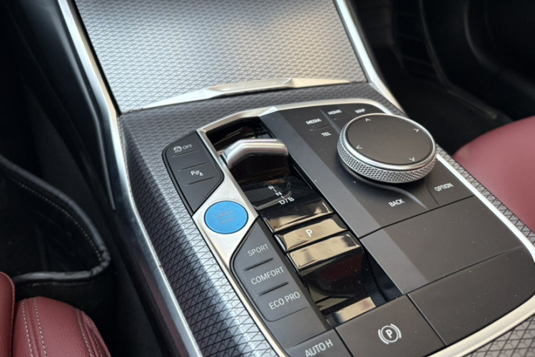BMW i3 2023 car image #16