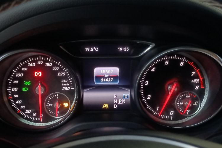 Mercedes-Benz GLA Class 2018 car image #16