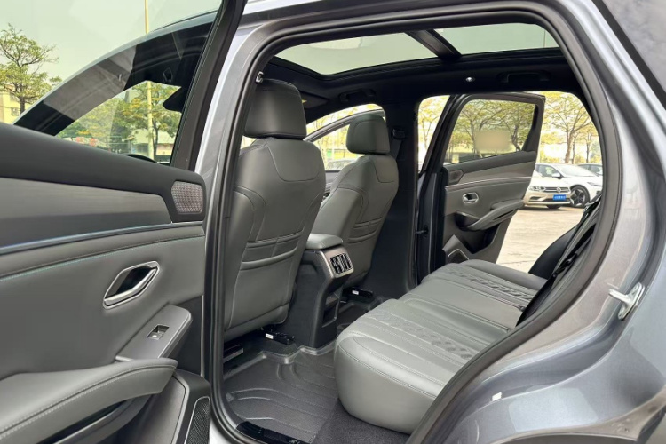 BYD SongL DM-i 2025 car image #16