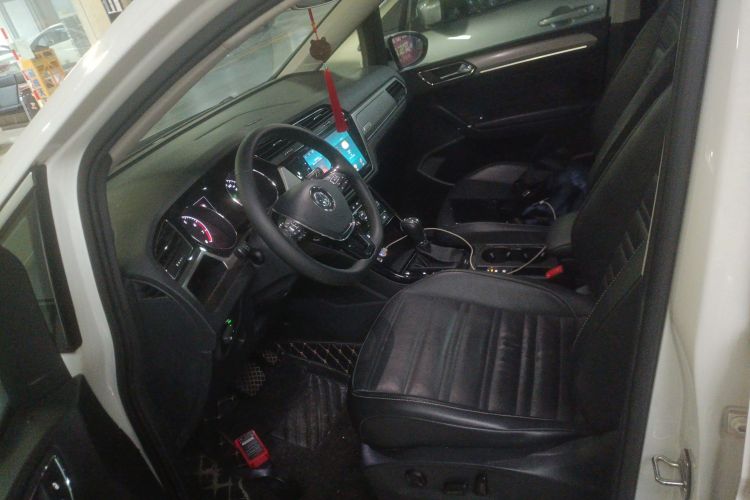 Volkswagen Touran 2018 car image #16