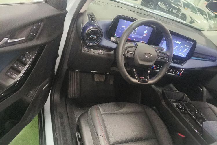 Chevrolet Equinox Plus 2025 car image #16