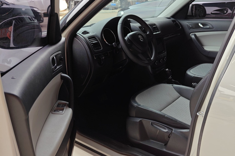 Skoda Yeti 2017 imagen de coche #16