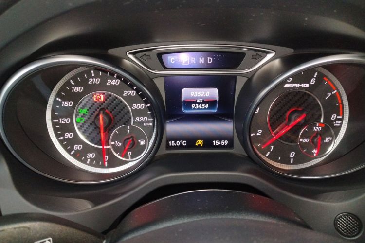 Mercedes-Benz GLA AMG 2018 imagem de carro #16