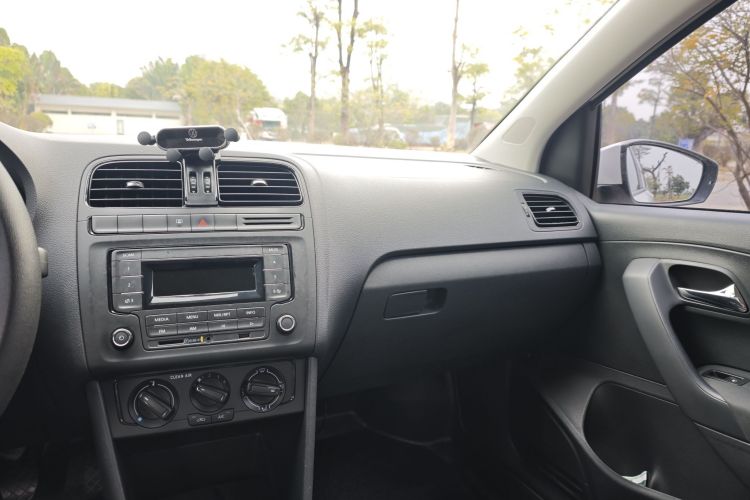 Polo 2016 car image #16