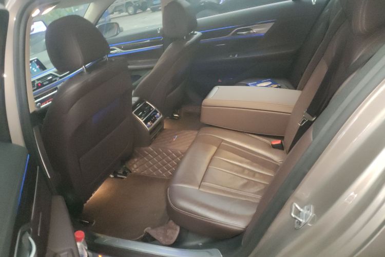 BMW 7 Series 2018 car image #16