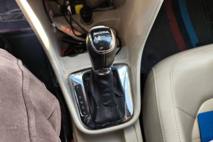 Skoda Rapid Spaceback 2014 car image #16