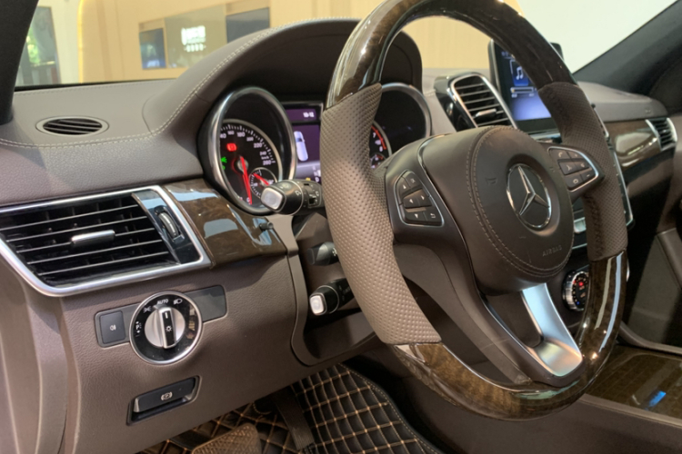 Mercedes-Benz GLS Class 2018 car image #16