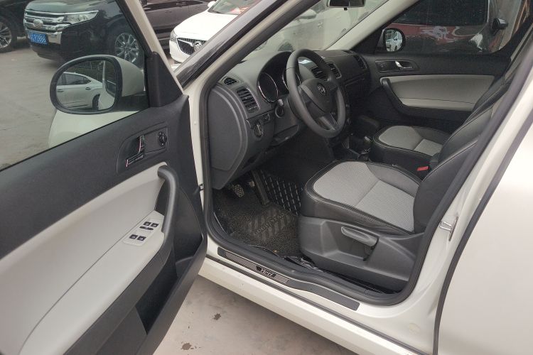 Skoda Yeti 2017 car image #16