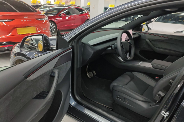 特斯拉 Model Y L 2025 汽车图片 #16