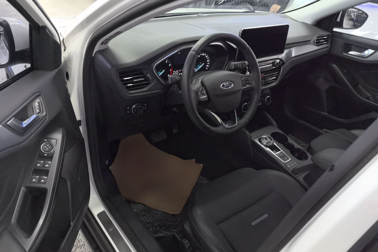 Ford Focus Active 2020 car image #16