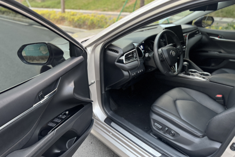 Toyota Camry 2022 car image #16