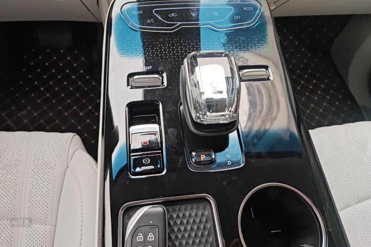 Forthing V9 2025 car image #16