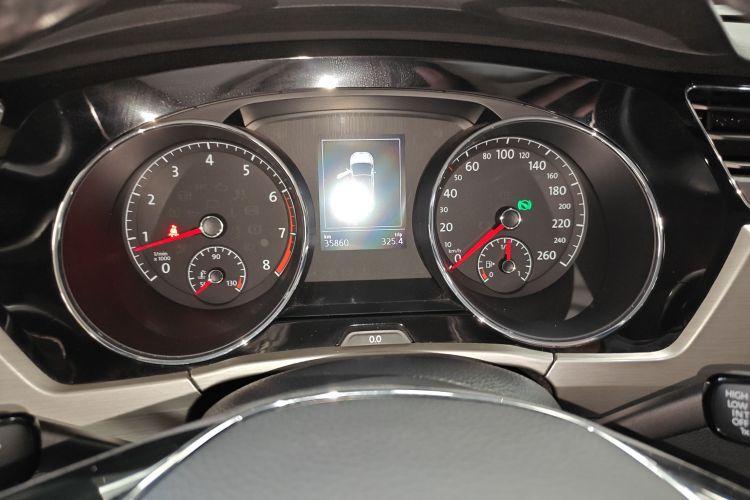 Volkswagen Touran 2018 car image #16